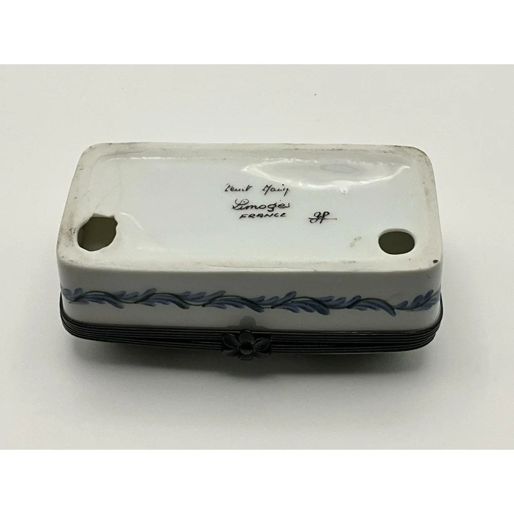 Limoges Peint Main Porcelain Hinged Floral Trinket Pill Box 3 3/8